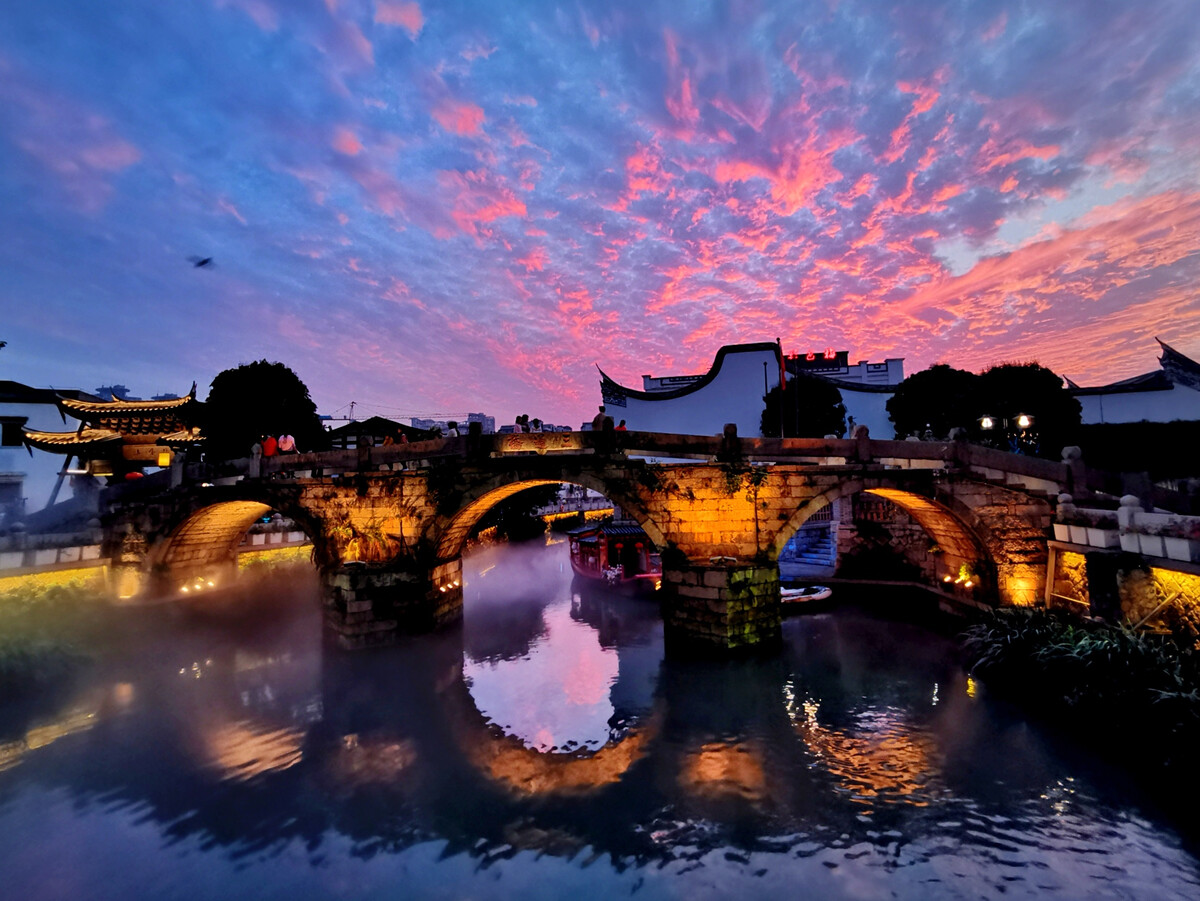 福州上下杭,是古閩都商業的埠口,曾經的繁華,留給今天的歷史印記。 晚霞披在三通橋上,有一種自然與人文,古典與現代合拍的韻味。